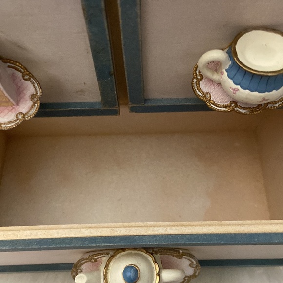 Absolutely cute shabby chic drawer storage - Picture 6 of 9